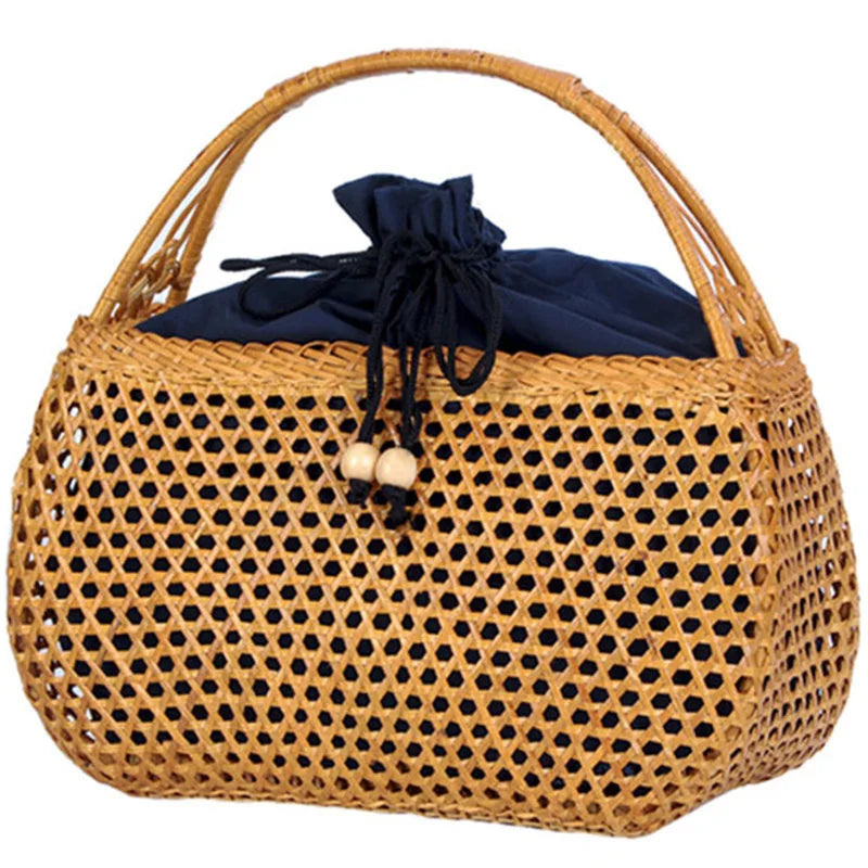 Sac Effet Osier Élégant Petit Format, de couleur marron avec une anse, sur un fond blanc.