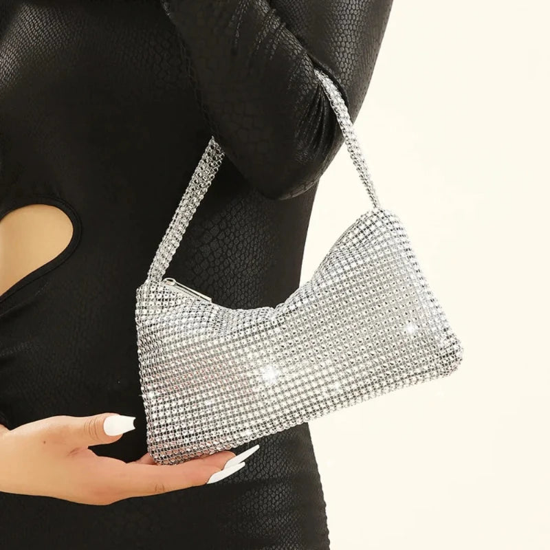 Sac Pochette Soirée Chic et Brillant porté par une femme