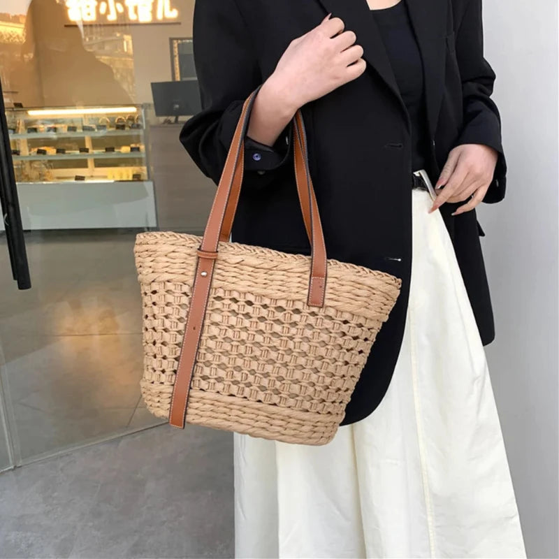 Sac à Main Panier Vintage et Marron porté par une femme