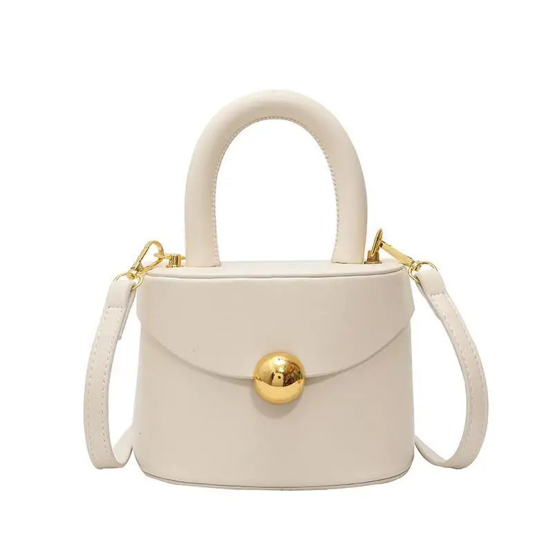 Sac Femme Seau Chic et Luxueux sur fond blanc