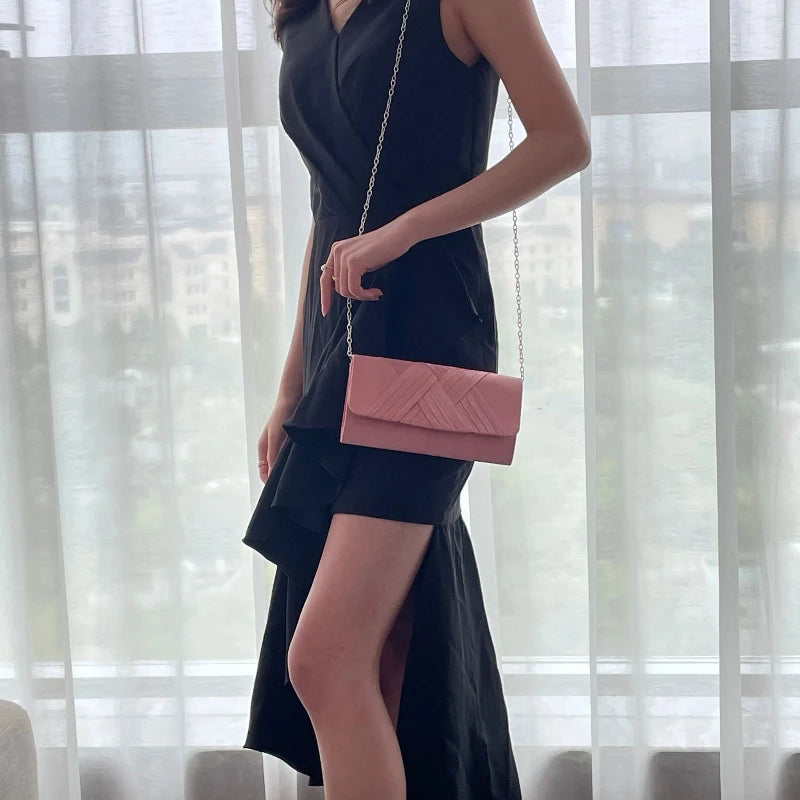Sac Pochette Soirée Rose et Moderne porté par une femme