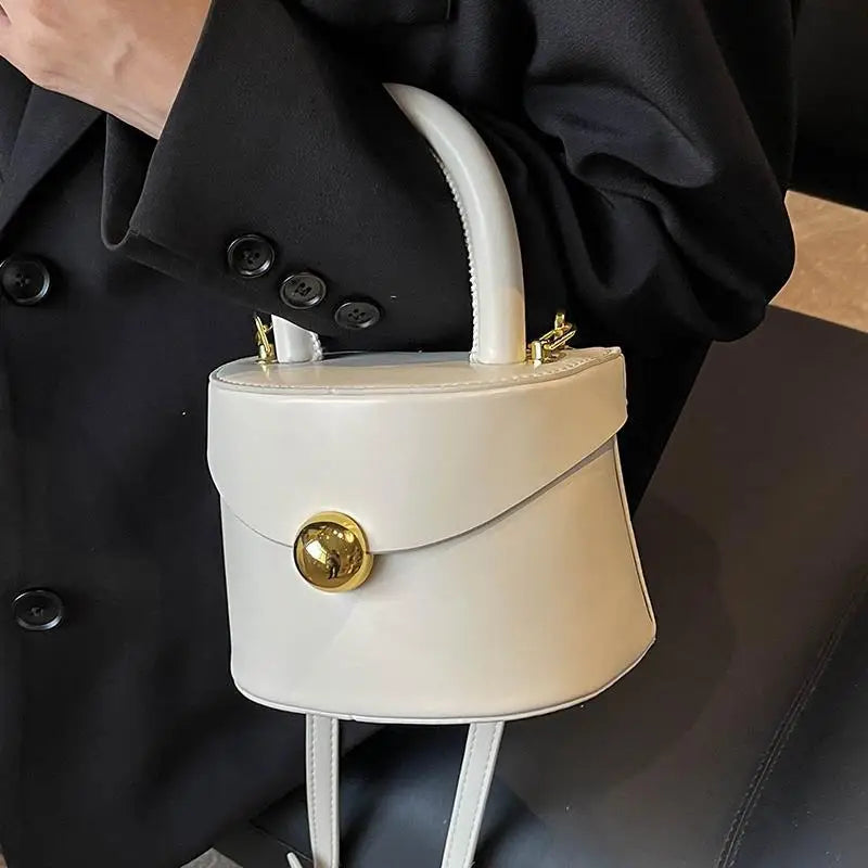 Sac Femme Seau Chic et Luxueux porté par une femme