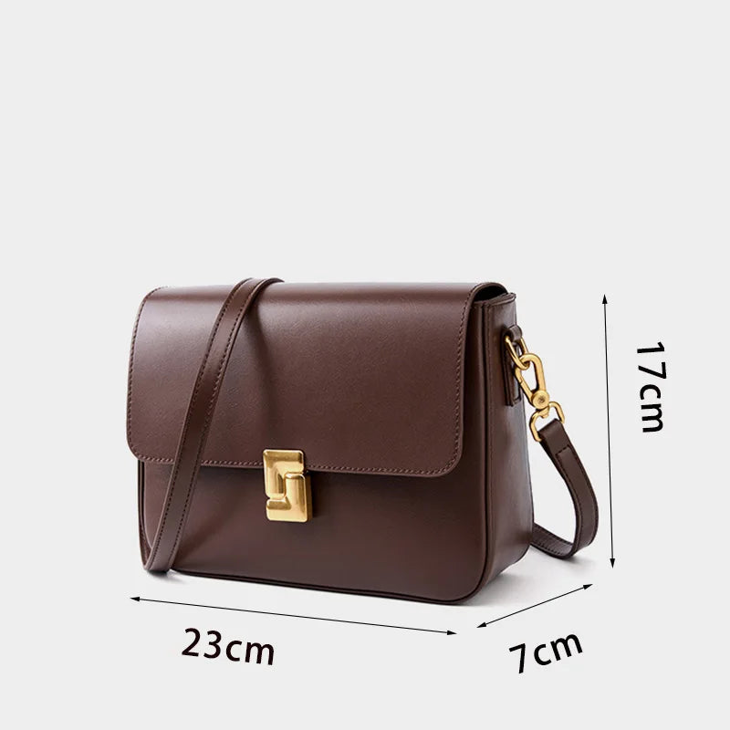 Sac à Main en Cuir Femme à bandoulière Marron, avec une boucle de fermeture dorée, sur un fond blanc.