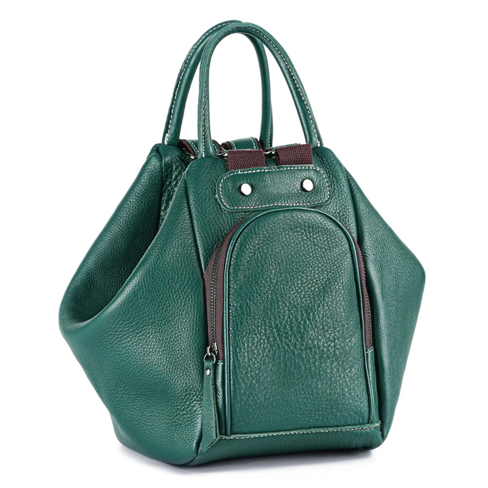 Sac à Main et à Dos Femme Modulable Vert, multipoches sur un fond blanc.