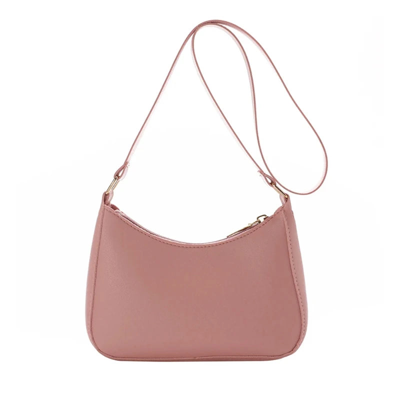 Sac à Main Baguette Simili Rose Rétro, avec bandoulière sur un fond blanc.
