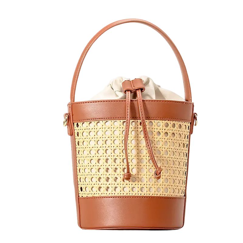 Sac Effet Osier Design avec Bandoulière, marron et beige, sur un fond blanc.