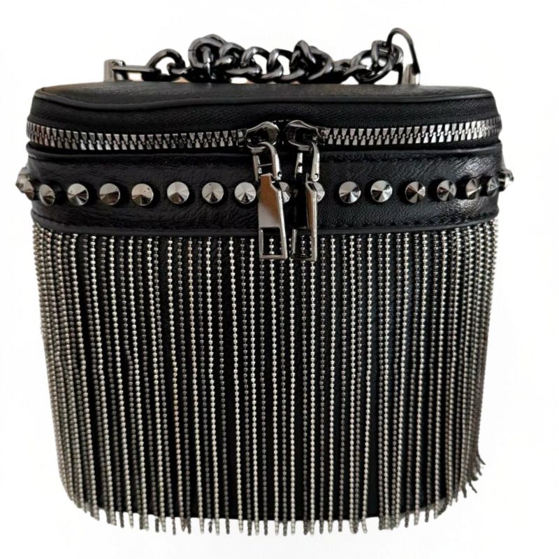 Sac à Frange Métallique Élégant, de couleur noire et sur fond blanc.