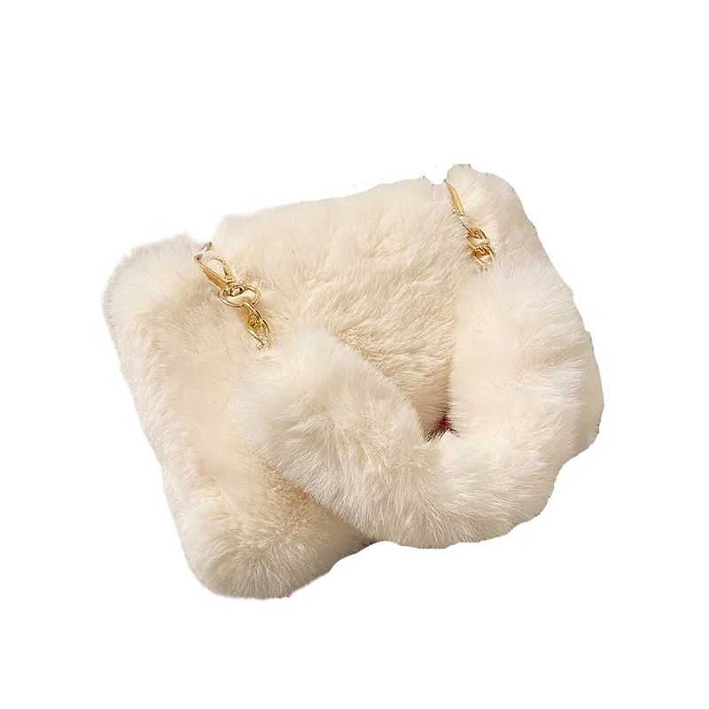 Sac à Main Fausse Fourrure Doux et Élégant, avec chaînette dorée, sur un fond blanc.
