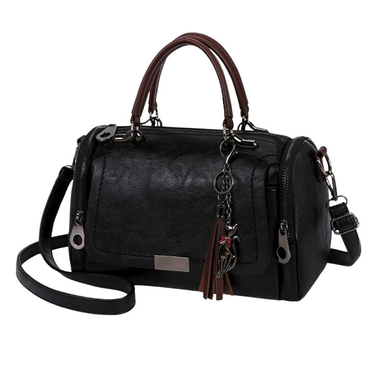 Sac à Main Noir Élégant au Style Vintage sur fond blanc