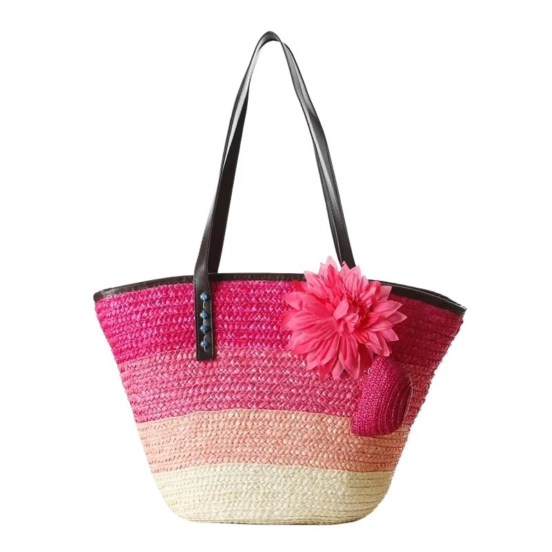 Sac à Main Panier en Paille avec une Fleur, avec 3 nuances de roses, avec une anse noire, sur un fond blanc.
