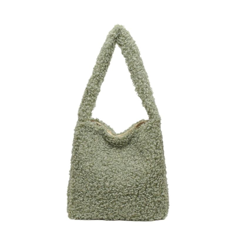 Sac à Main Versatile en Fausse Fourrure sur fond blanc