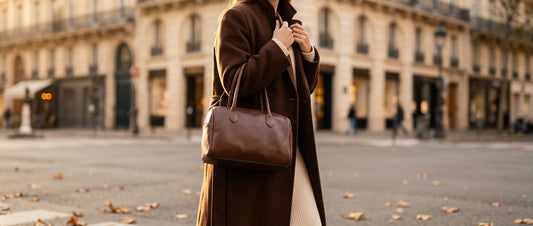 Femme portant un sac bowling marron tendance dans une rue parisienne en automne