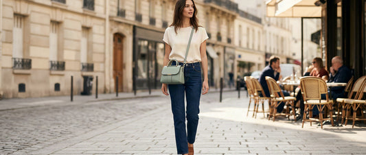 Femme portant un petit sac bandoulière en travers dans une rue chic