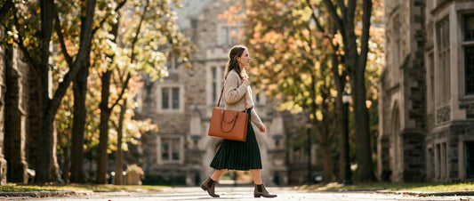 Étudiante avec un sac de cours camel sur le campus à la rentrée