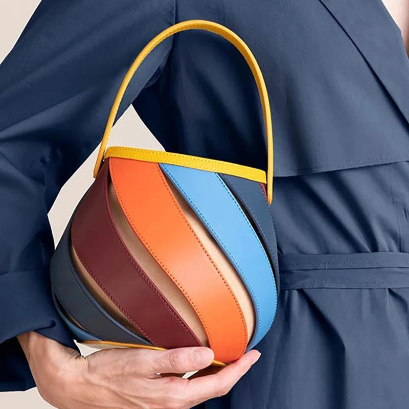 Sac Femme Seau Original et Coloré porté