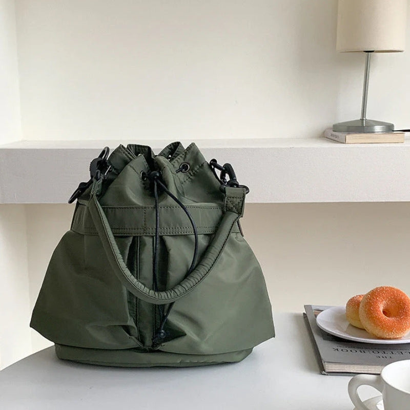 Sac Bourse en Nylon mise en scène avec accessoires - Beige - Blanc Crème - Marron - Noir - Vert