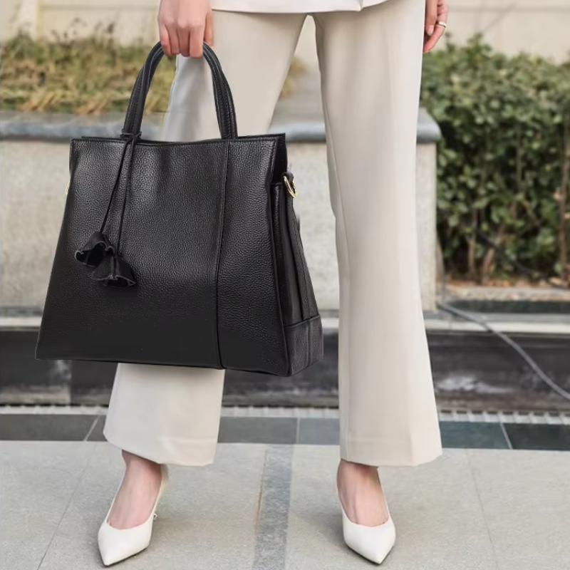 Sac à Main Cuir Bandoulière Femme portée à la main - Bleu Marine - Noir - Rouge