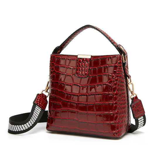 Sac Verni Effet Peau de Crocodile sur fond blanc