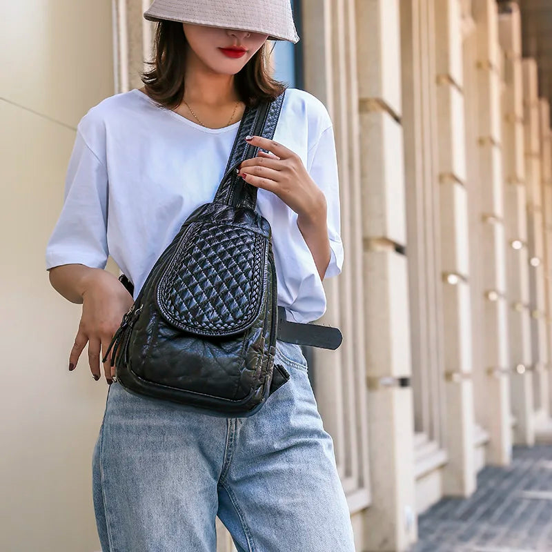 Sac à Main et à Dos Femme Noir et Compact porté par une femme