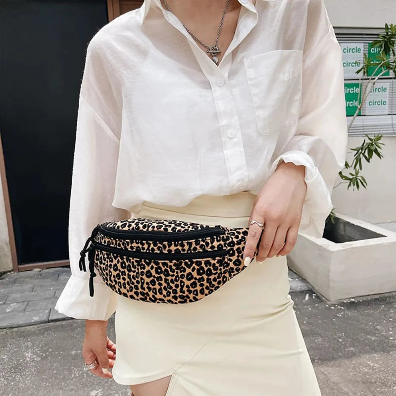 Sac Banane Femme à Motif Léopard porté par une femme
