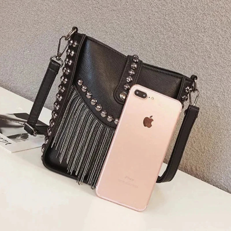 Sac Bandoulière Femme à Frange et Rivet Métallique.