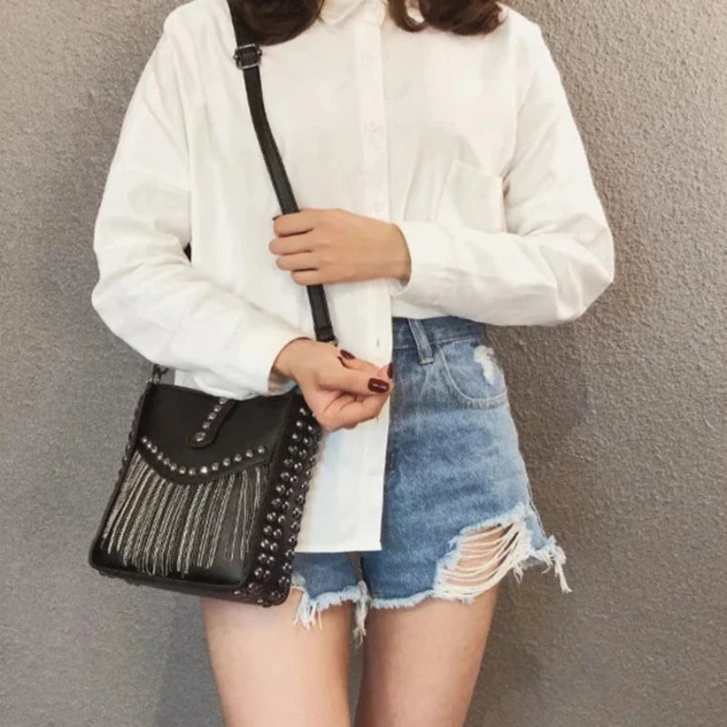 Sac Bandoulière Femme à Frange et Rivet Métallique, porté par un mannequin 