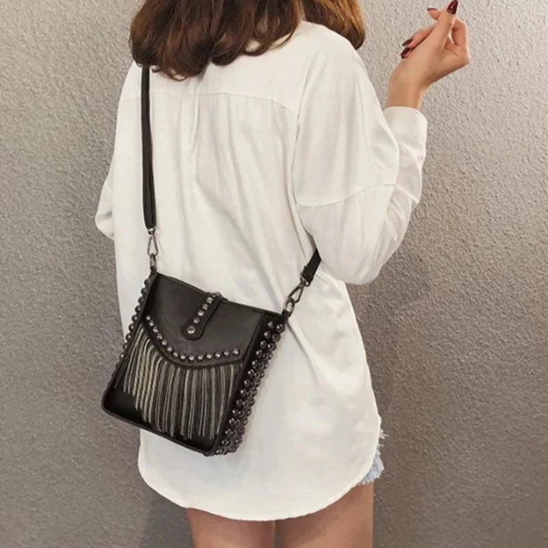 Sac Bandoulière Femme à Frange et Rivet Métallique, porté par un mannequin.