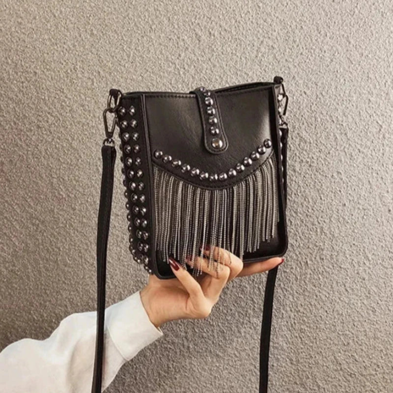 Sac Bandoulière Femme à Frange et Rivet Métallique