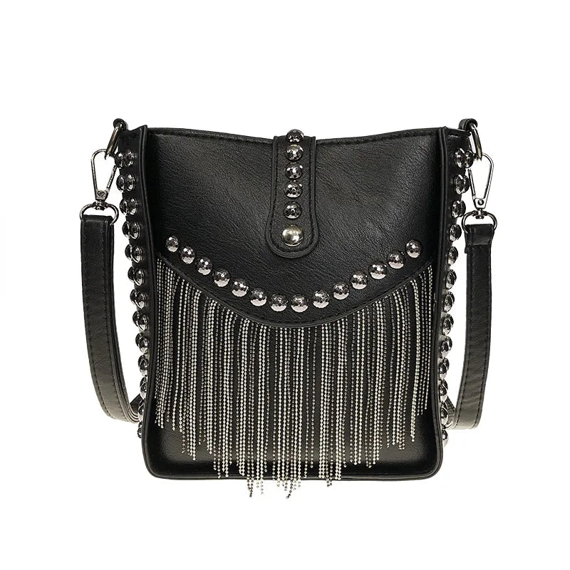 Sac Bandoulière Femme à Frange et Rivet Métallique, noir sur fond blanc.