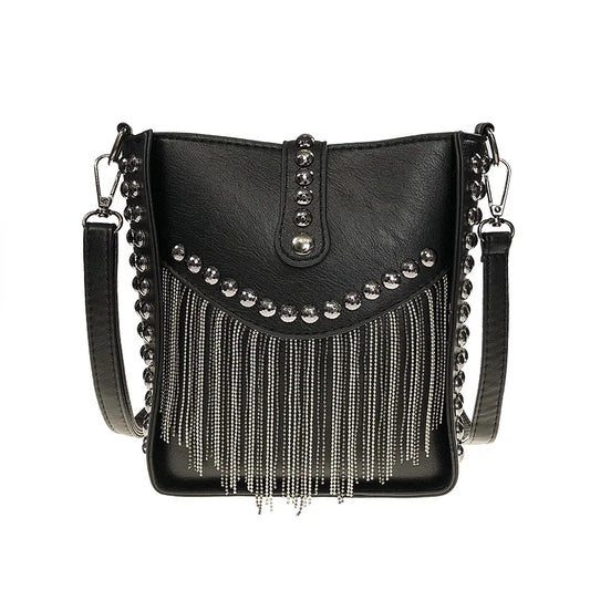 Sac Bandoulière Femme à Frange et Rivet Métallique, noir sur fond blanc.