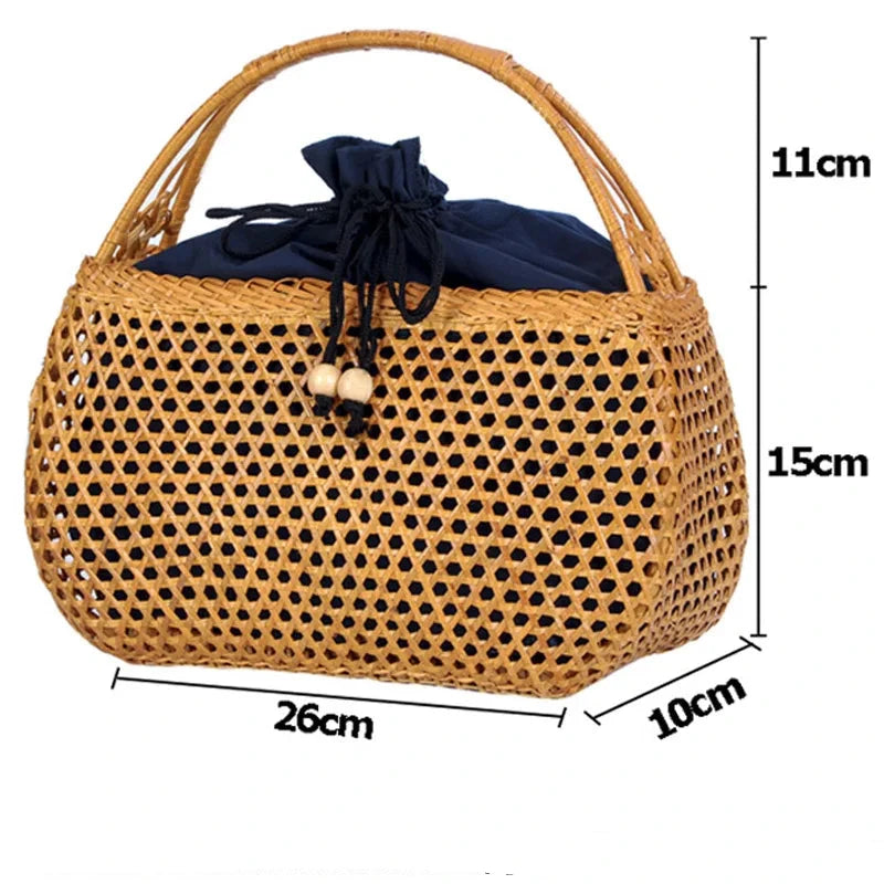 Sac Effet Osier Élégant Petit Format, de couleur marron avec une anse, sur un fond blanc.