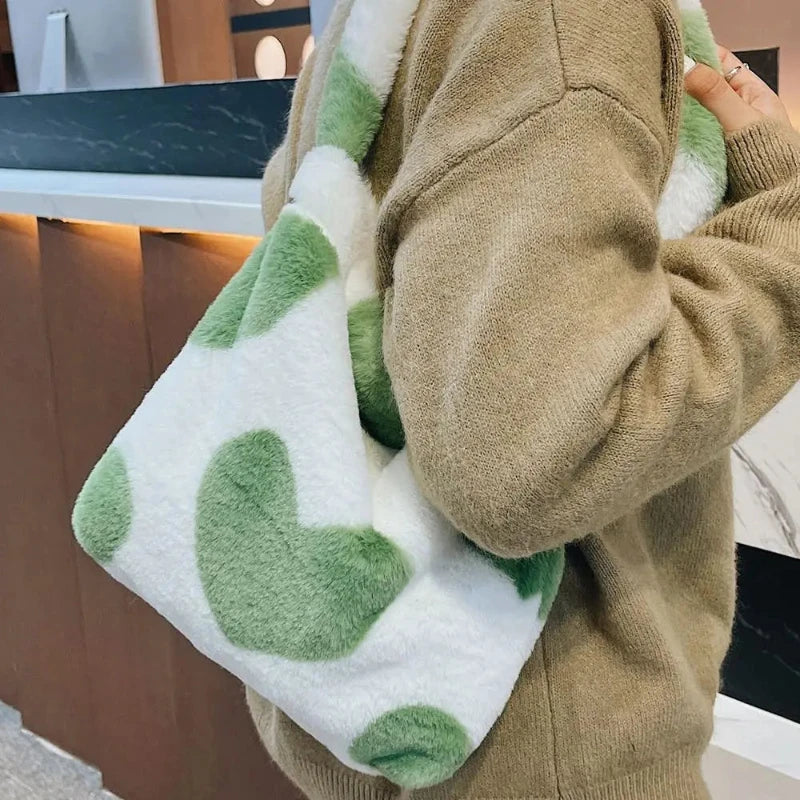 Sac à Main Fausse Fourrure avec Motifs de Cœurs porté par une femme