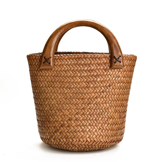Sac à Main Panier avec Poignée en Bois, de couleur marron, sur un fond blanc.
