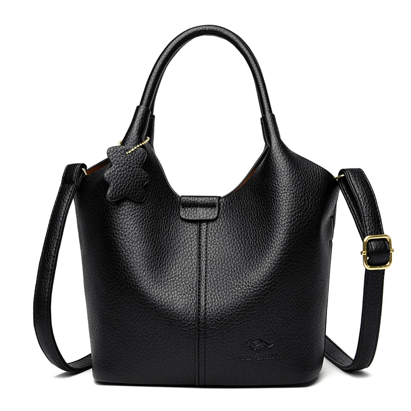 Sac à Main Noir Luxe avec Bandoulière, sur fond blanc.