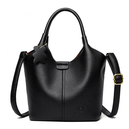 Sac à Main Noir Luxe avec Bandoulière, sur fond blanc.