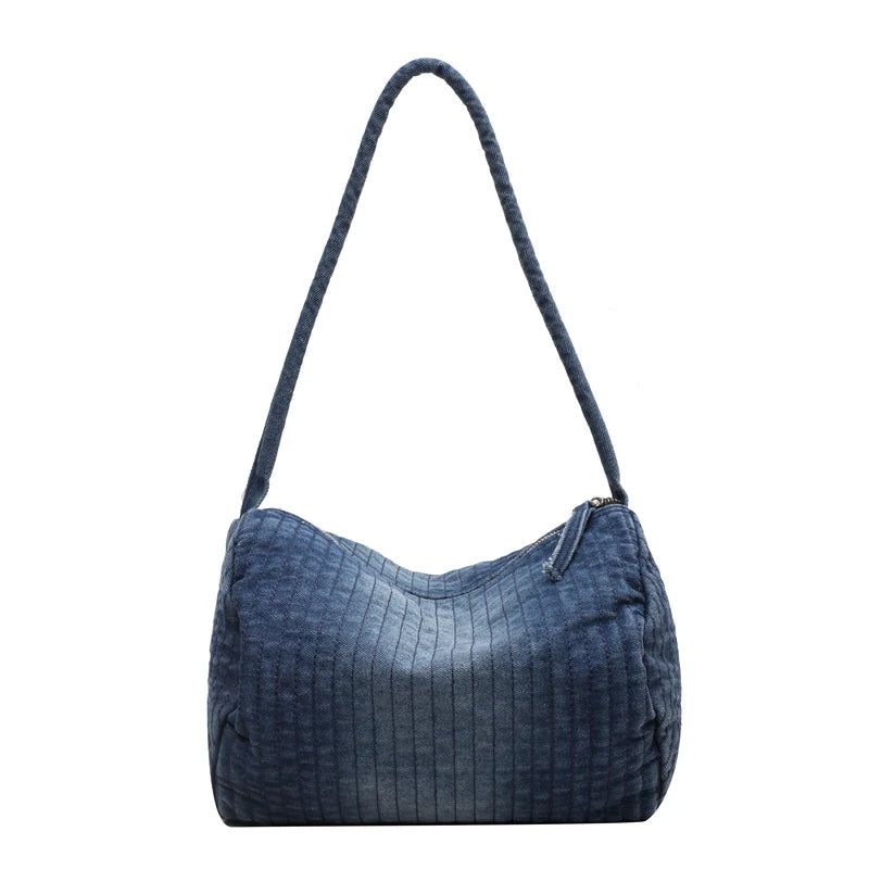 Sac Matelassé Souple en Denim sur fond blanc