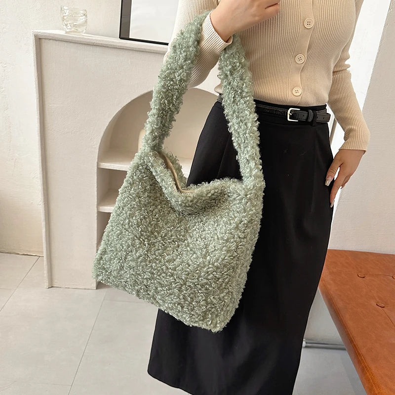 Sac à Main Versatile en Fausse Fourrure porté par une femme