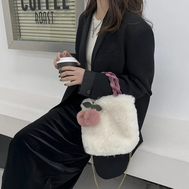 Sac à Main Fausse Fourrure avec Pendentif Cerise