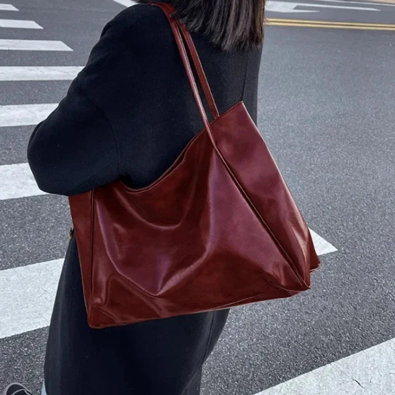 Sac Cabas Style Tote Bag Pratique et Raffiné, porté par un mannequin.