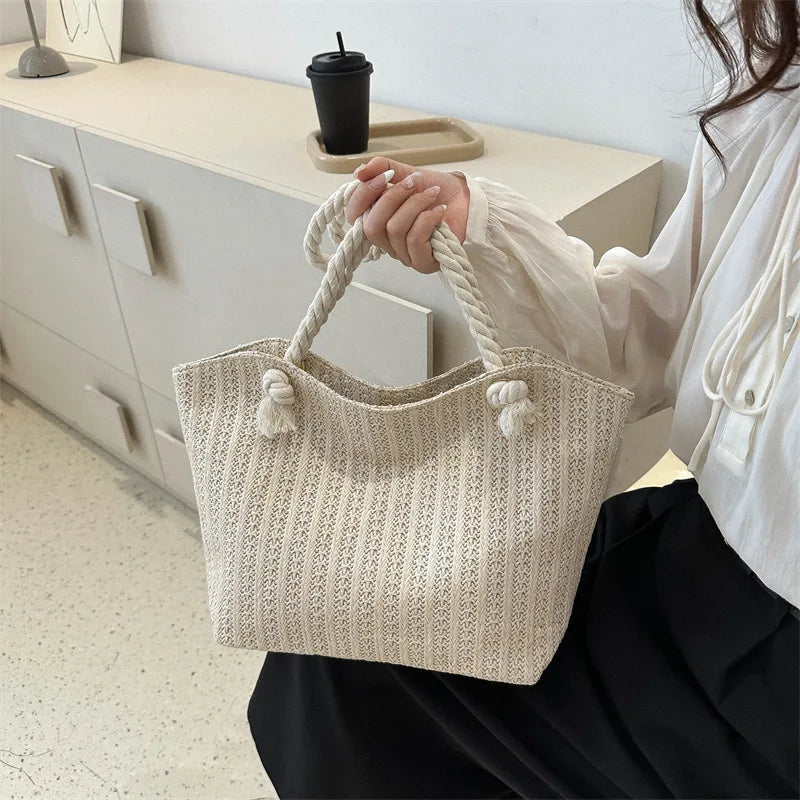 panier en paille brodé