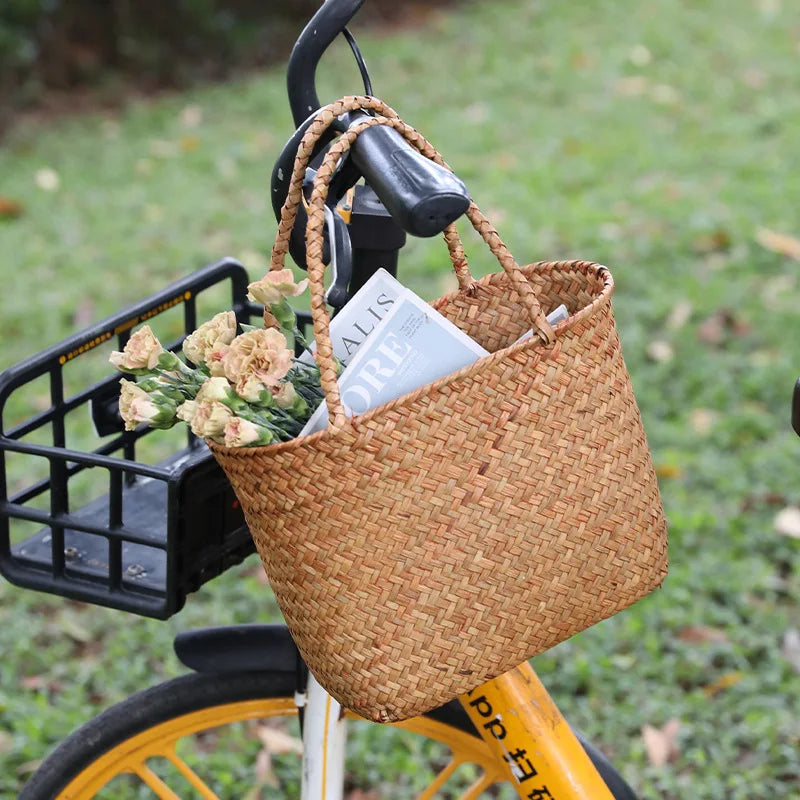 Sac Panier Beige en Osier sur un vélo