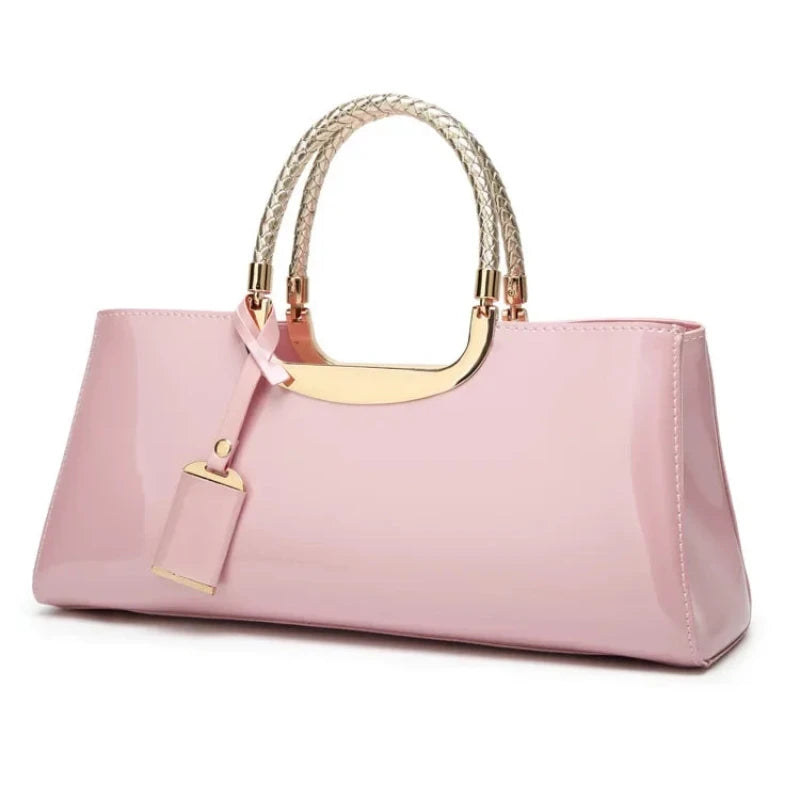 Sac à Main Mariage Style Vernis avec Poignée Élégante, de couleur rose et sur fond blanc.