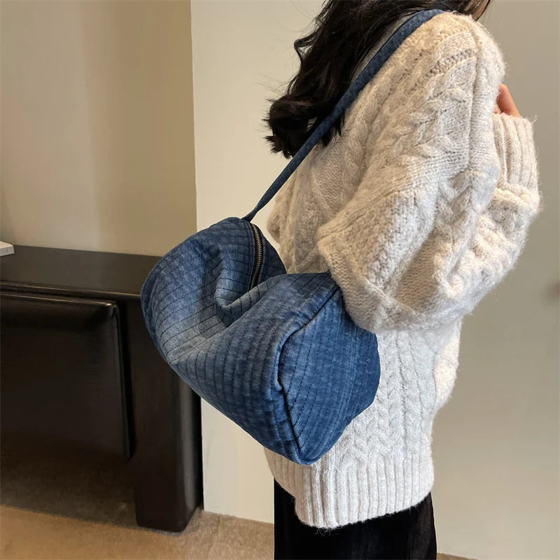 Sac Matelassé Souple en Denim porté par une femme