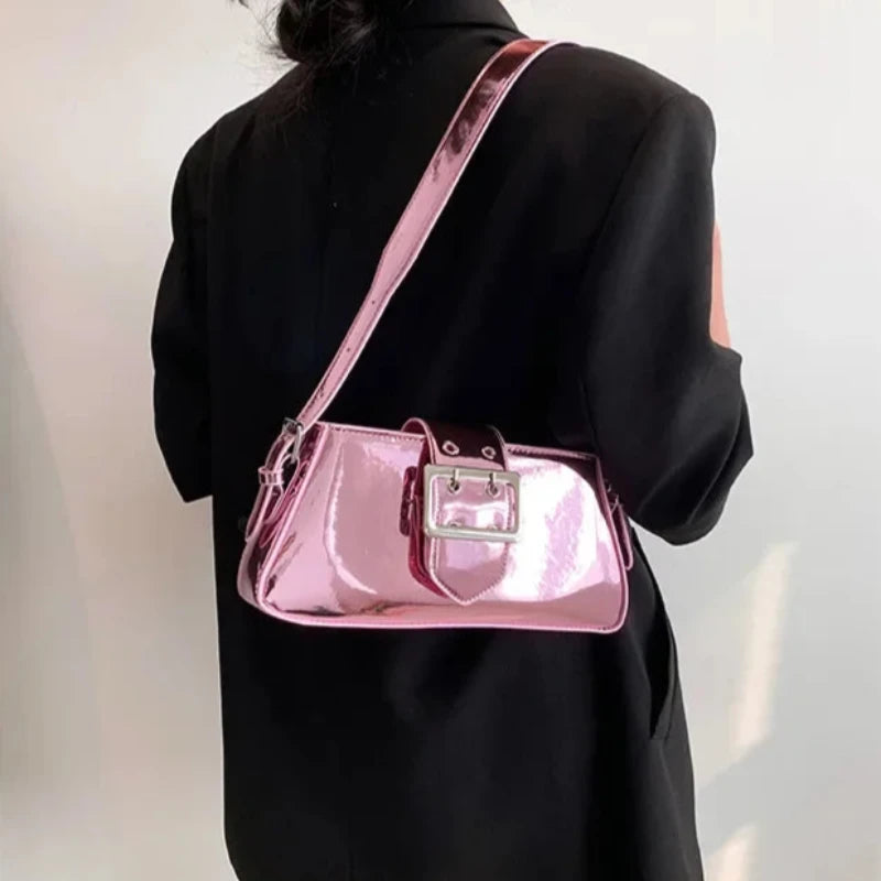 Sac à Main Baguette Brillant porté par une femme