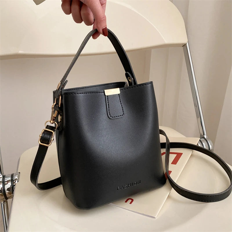 Sac Femme Seau Chic à Bandoulière tenu par la main d'une femme