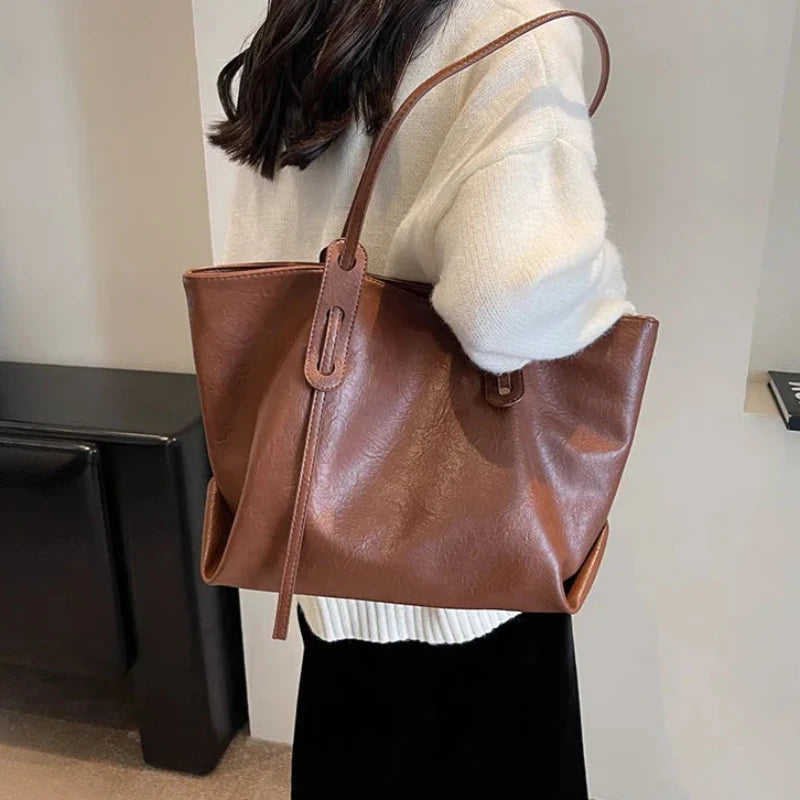 Sac à Main Cabas Spacieux Design Sobre, porté par un mannequin.
