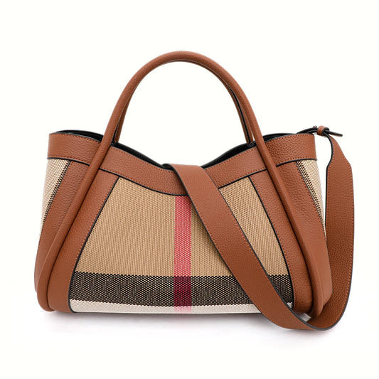 Sac à Main Fourre Tout Marron en Toile et Simili, avec une bandoulière, sur un fond blanc.