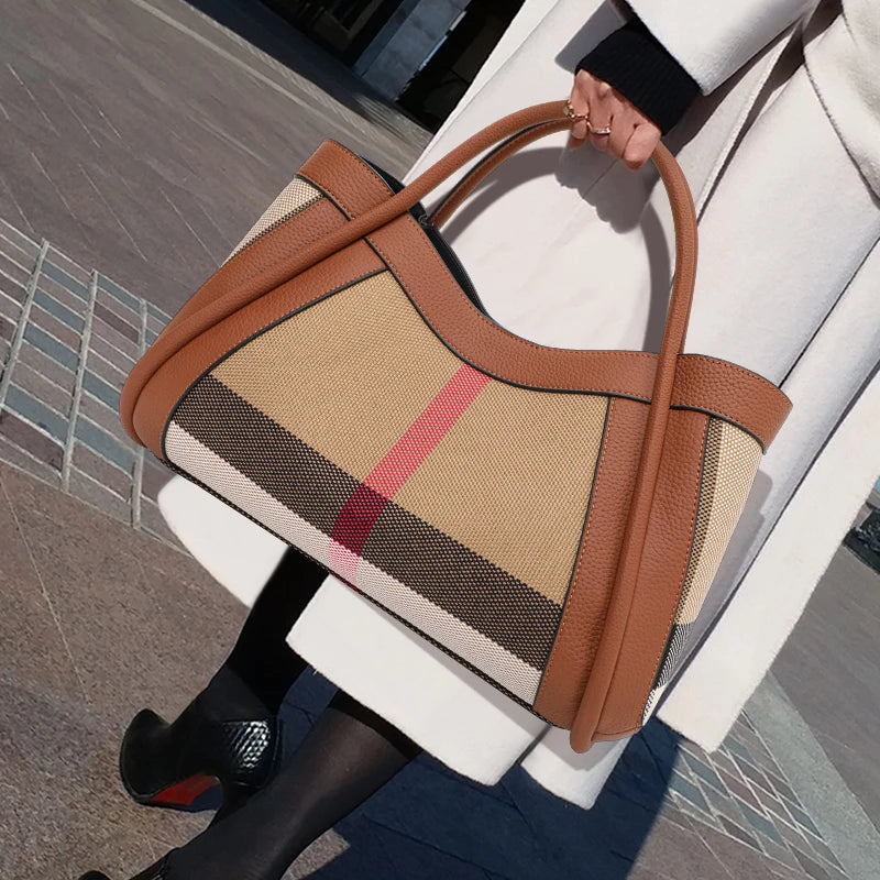 Sac à Main Fourre Tout Marron en Toile et Simili, porté dans la main d'une femme avec une veste blanche.
