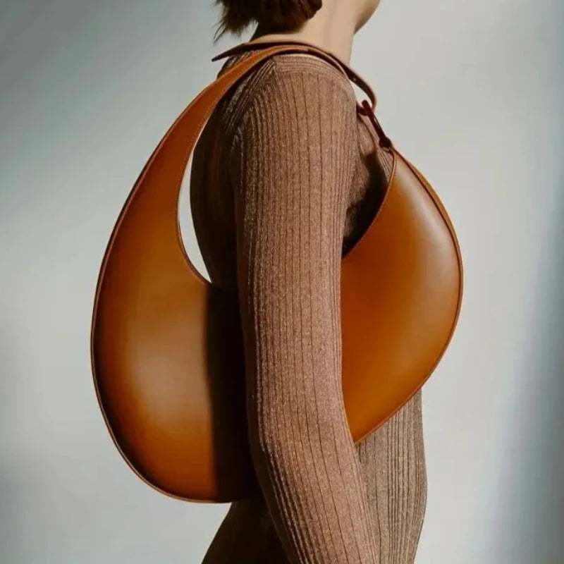 Sac Porté Épaule Chic et Sophistiqué, porté par un mannequin.