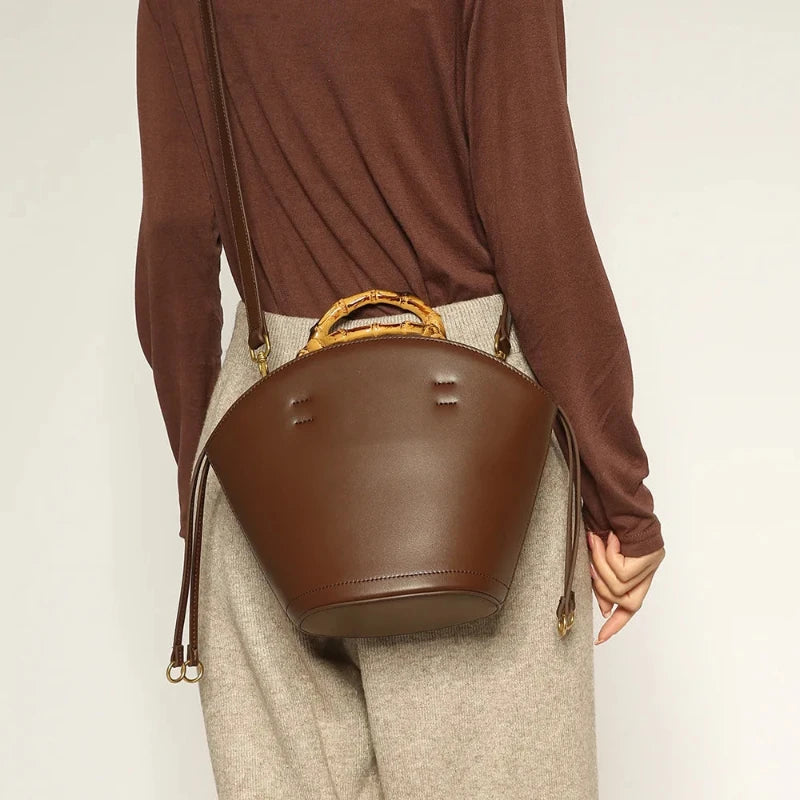 Sac à Main Seau avec Poignée en Bambou, porté par un mannequin.
